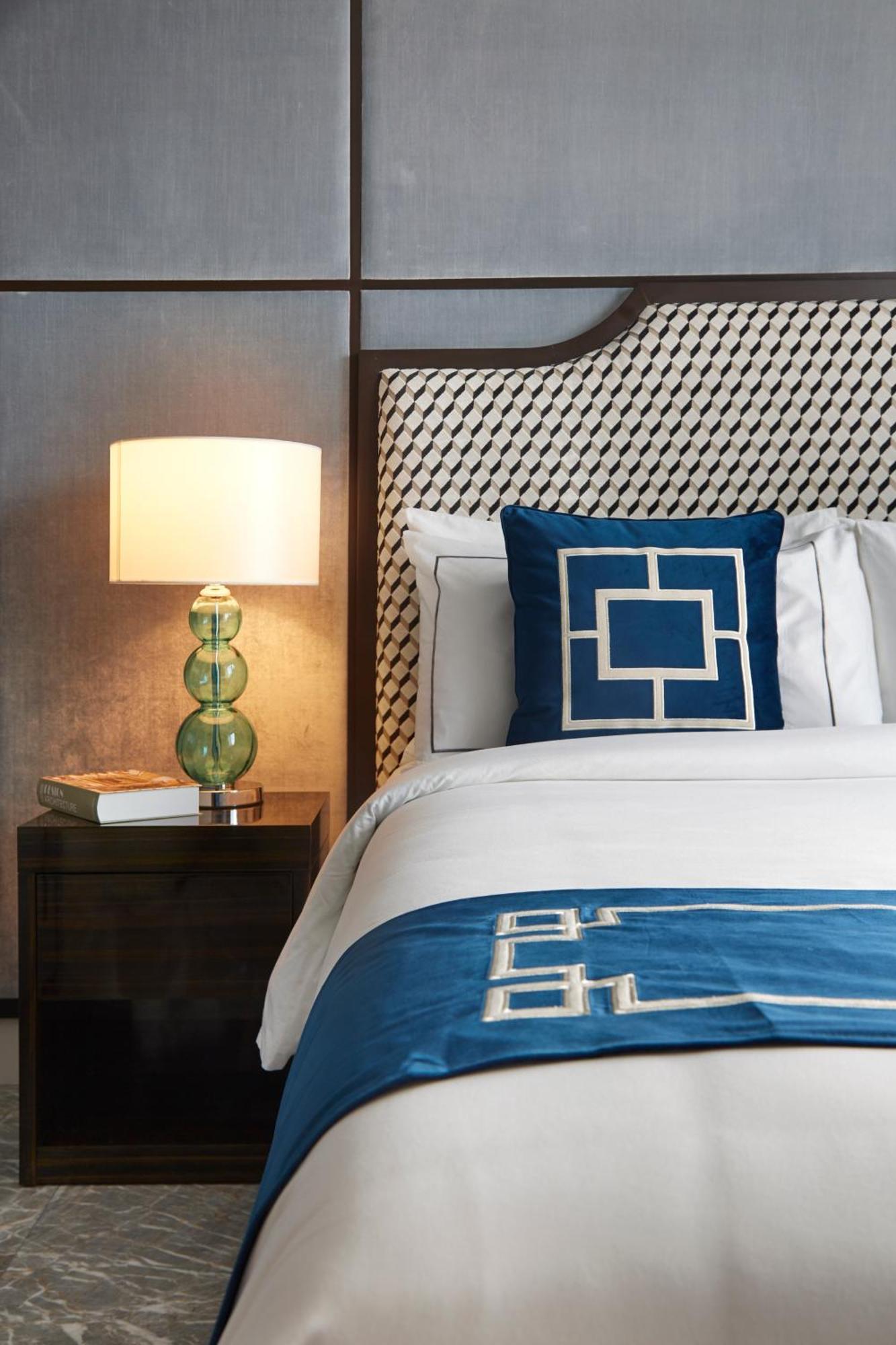 The Face Style Hotel Kuala Lumpur Exteriör bild A bed with a throw pillow