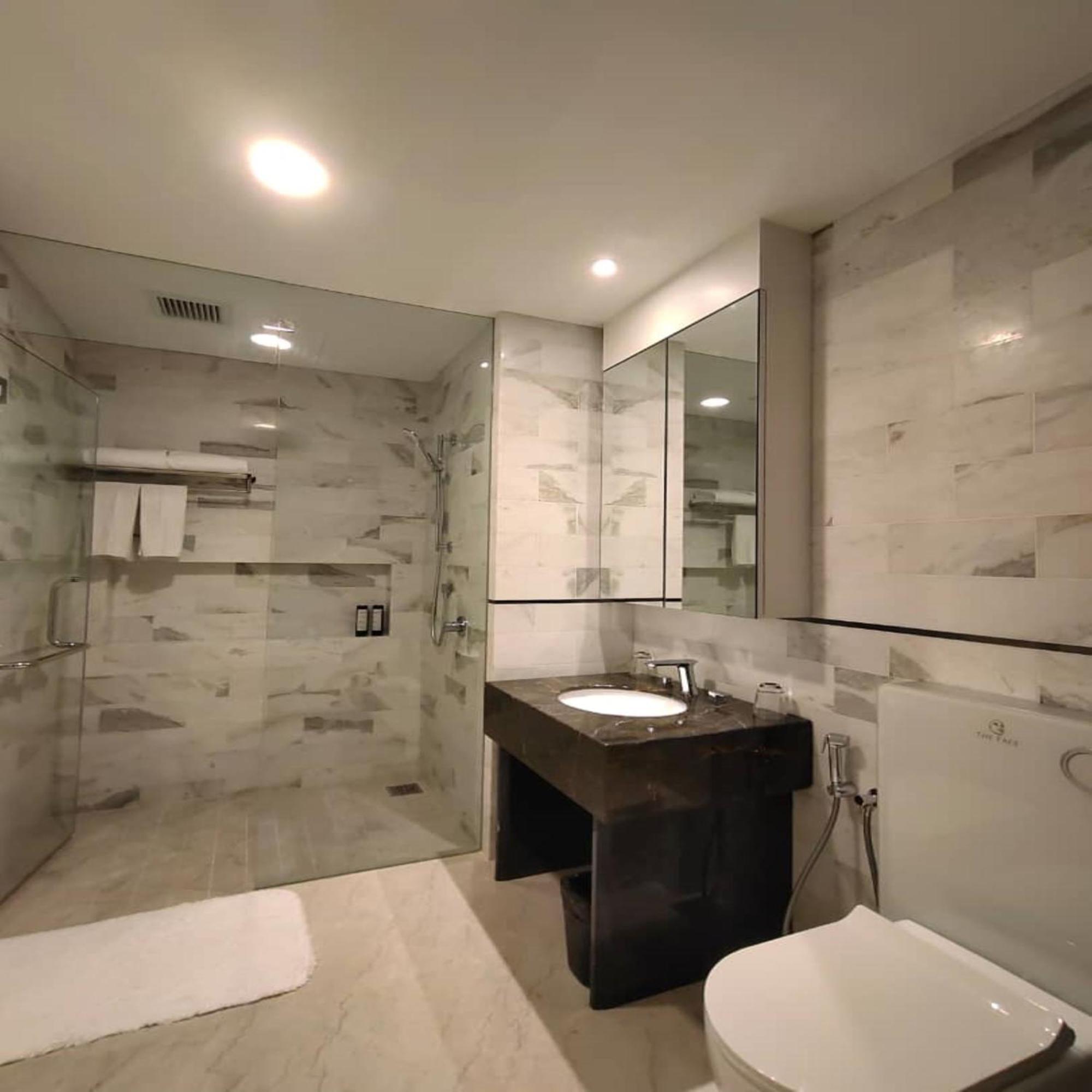 The Face Style Hotel Kuala Lumpur Exteriör bild A bathroom in a hotel