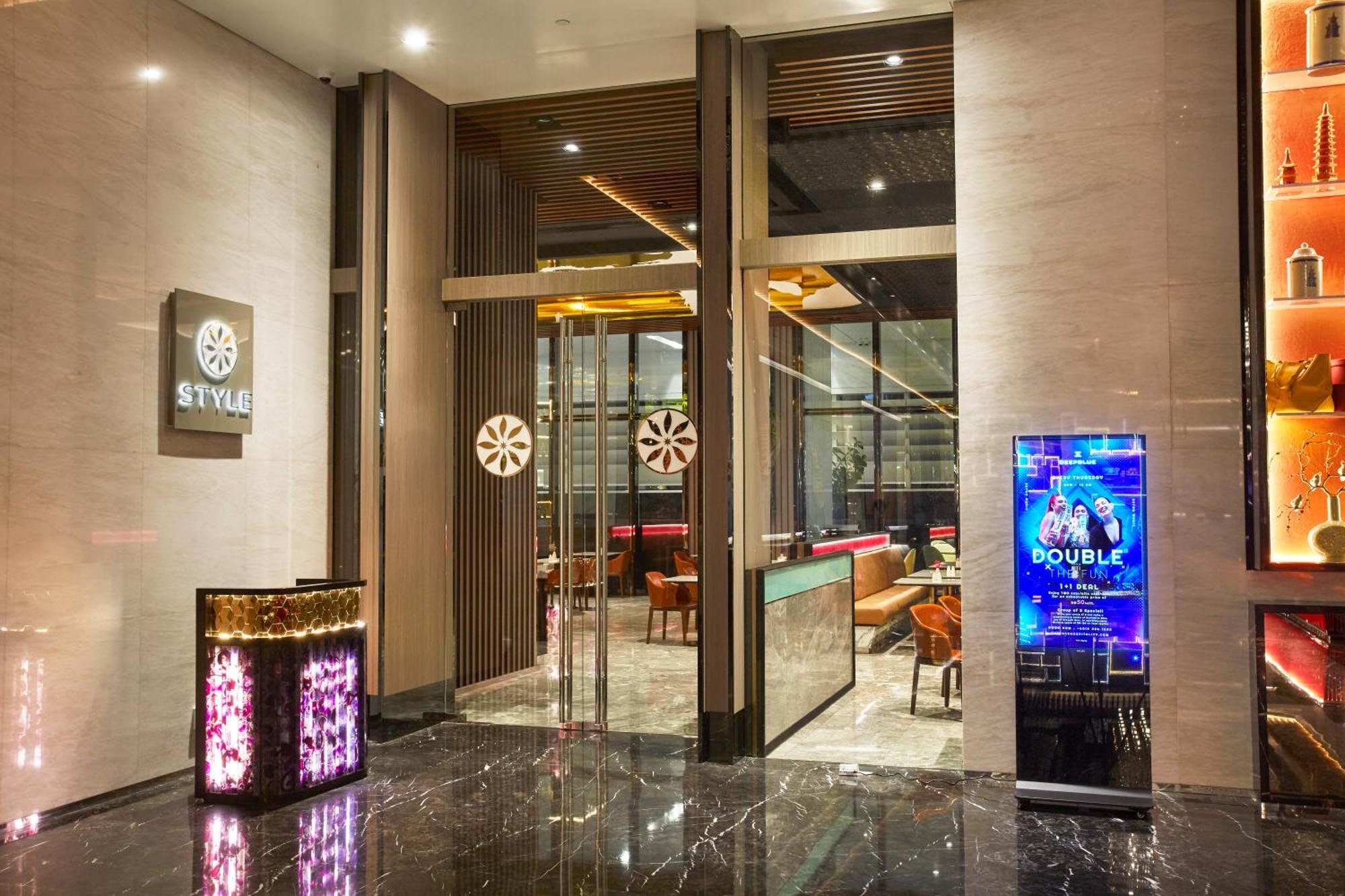 The Face Style Hotel Kuala Lumpur Exteriör bild Entrance of Double Club